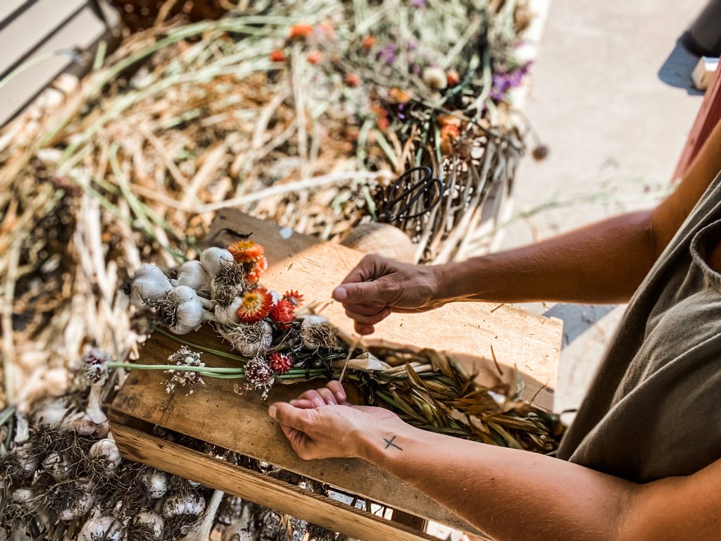 finishing garlic braiding