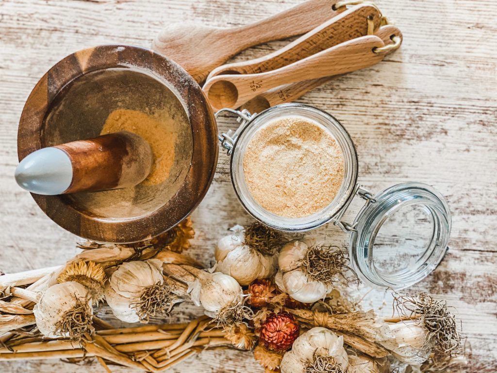 garlic powder ingredients flat lay