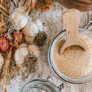 garlic powder in a jar with a wooden scoop