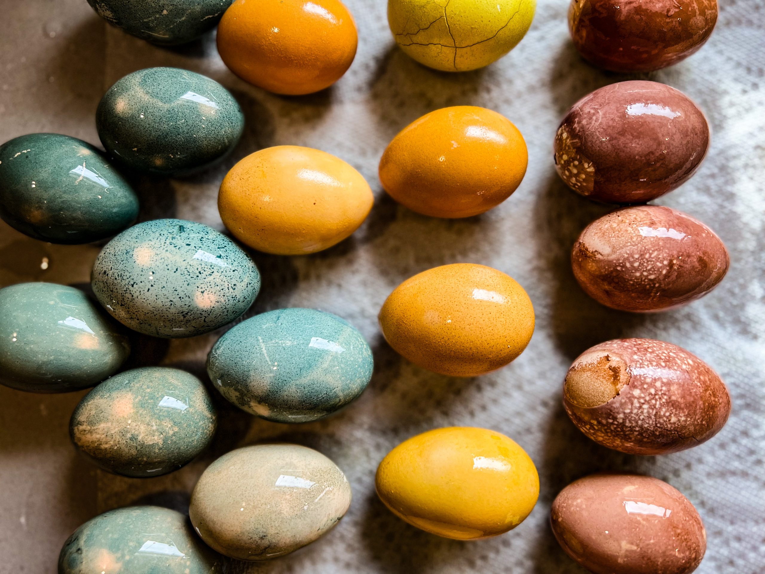 How to Naturally Dye your Easter Eggs - Hearty Sol