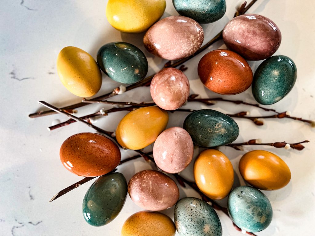 Naturally Dying Easter Eggs