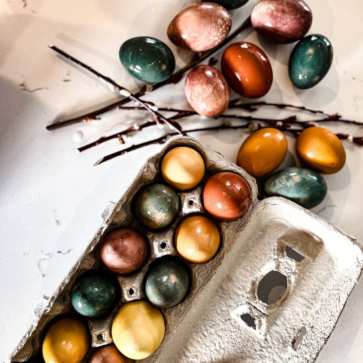 How to Naturally Dye your Easter Eggs - Hearty Sol