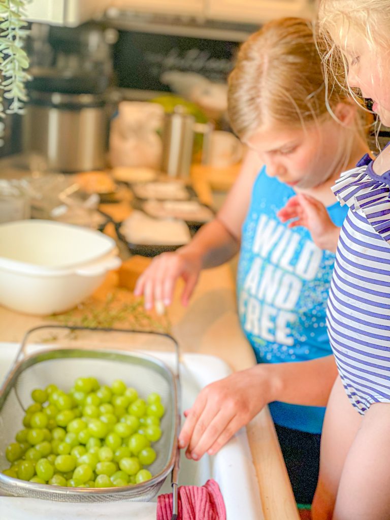 kids washing grapes