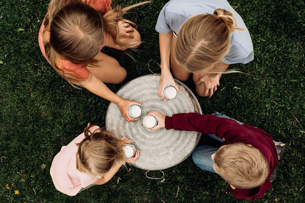 kids drinking milk